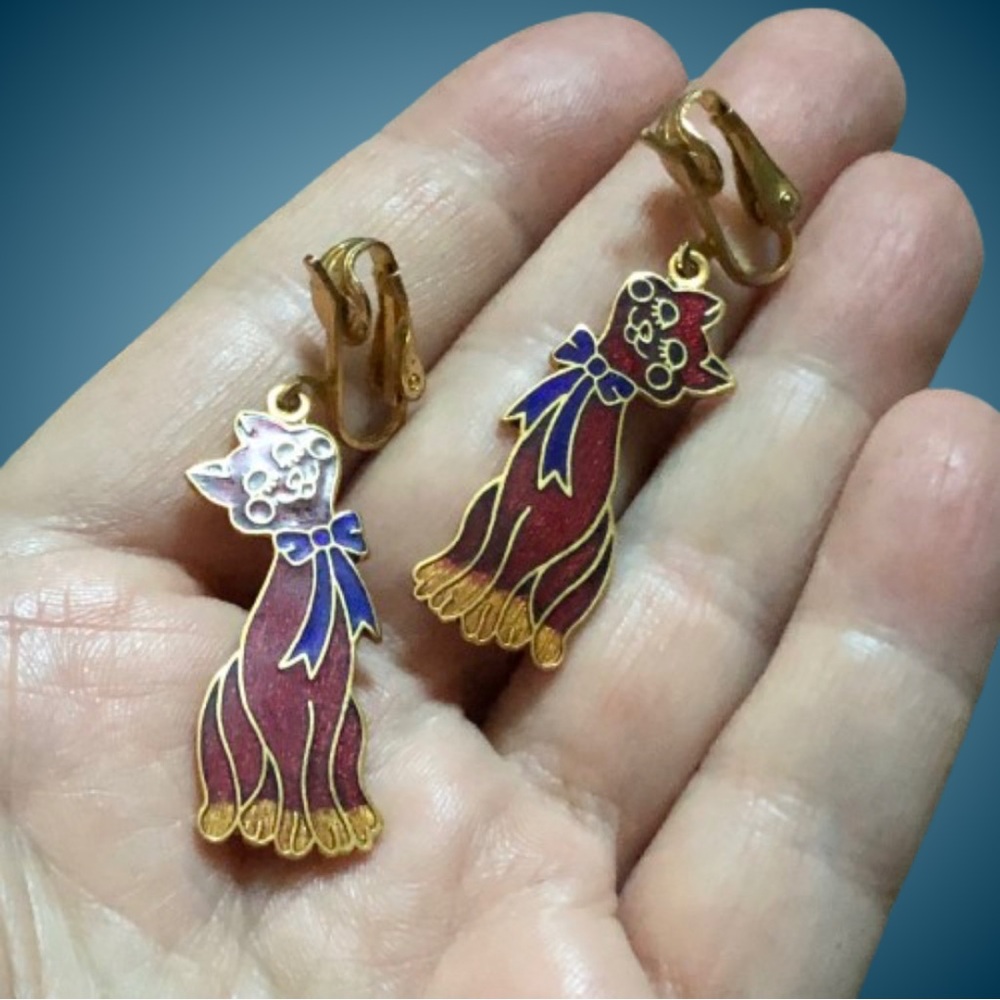 🚨🚨FINAL SALE!!🚨🚨Vtg enamel goldtone dangling cat clip earrings red blue cat lady